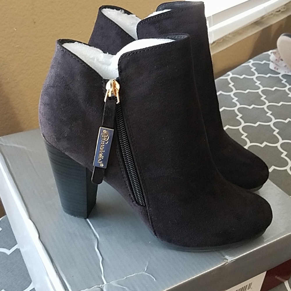 Breckelle's NWT Black Faux Suede Booties Sz 6.5